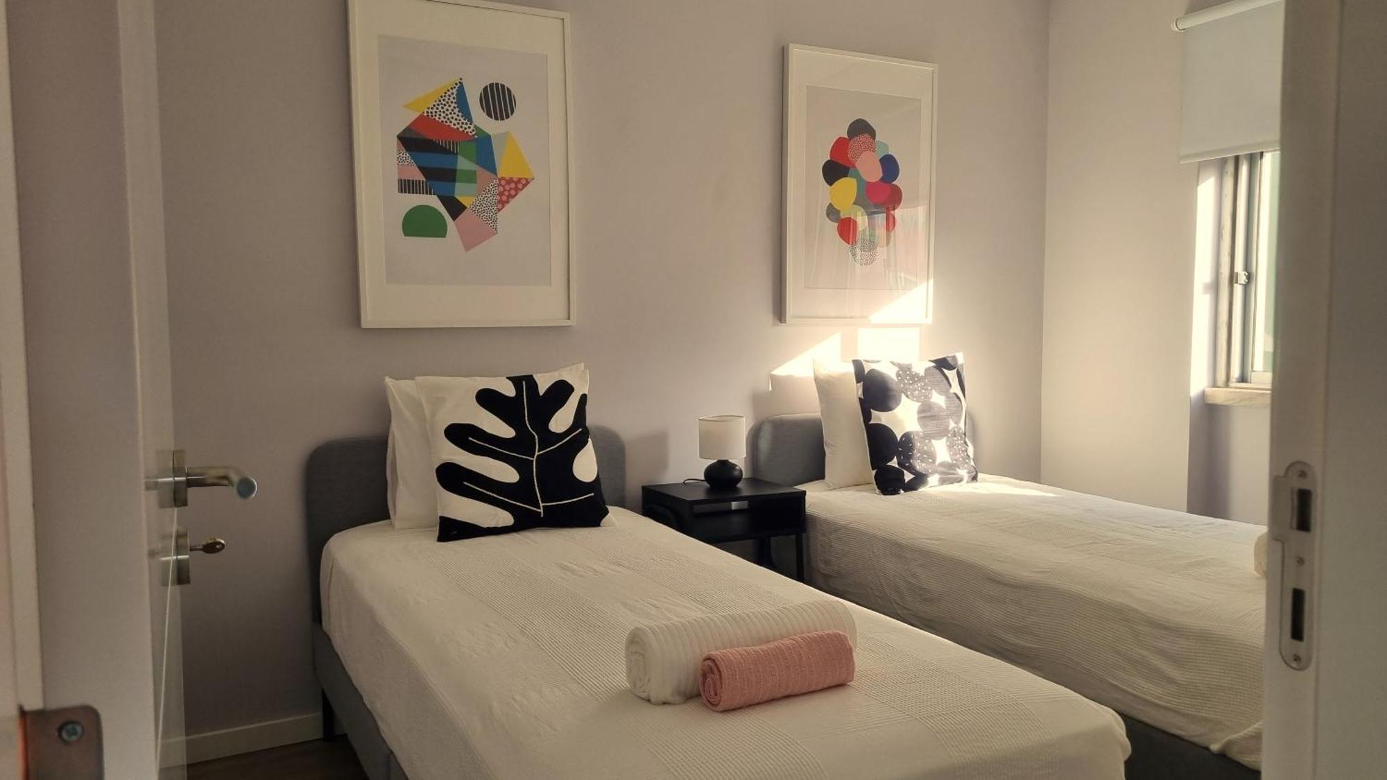 Afonso Galo Guest Apartments IV อัลมาดา ภายนอก รูปภาพ